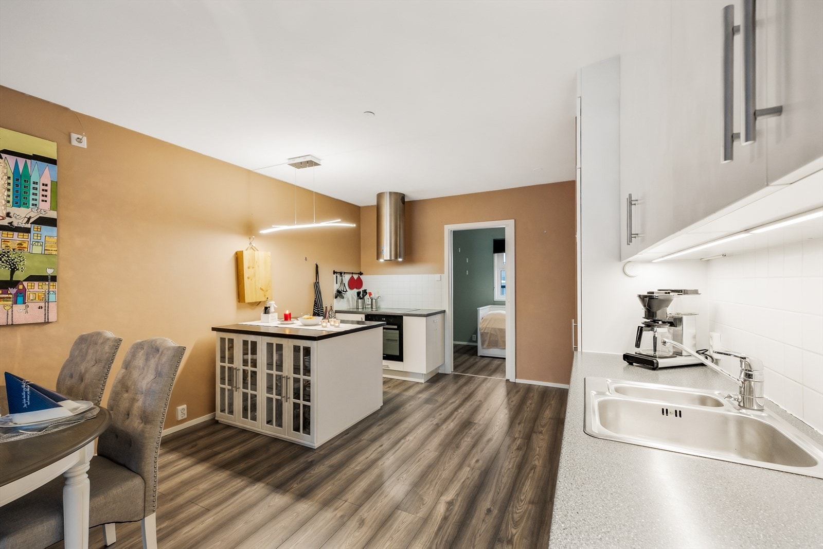 Kjøkkenet består av kjøkkeninnredningen lags en vegg og øvrig innredning med bla. kjøkkenøy på andre siden. Galleribilde