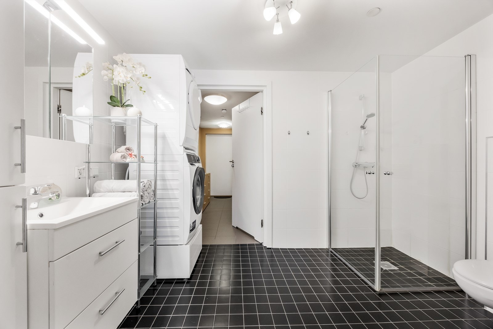 Fint flislagt baderom. Galleribilde