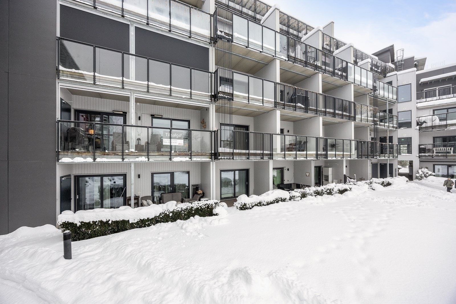 Fasade. Leilighetens balkong er vendt ut mot det fine fellesarealet. Galleribilde