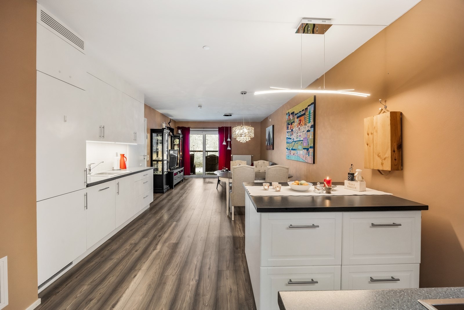 Flott kjøkken med mye oppbevaringsplass i skap- og skuffer. Galleribilde