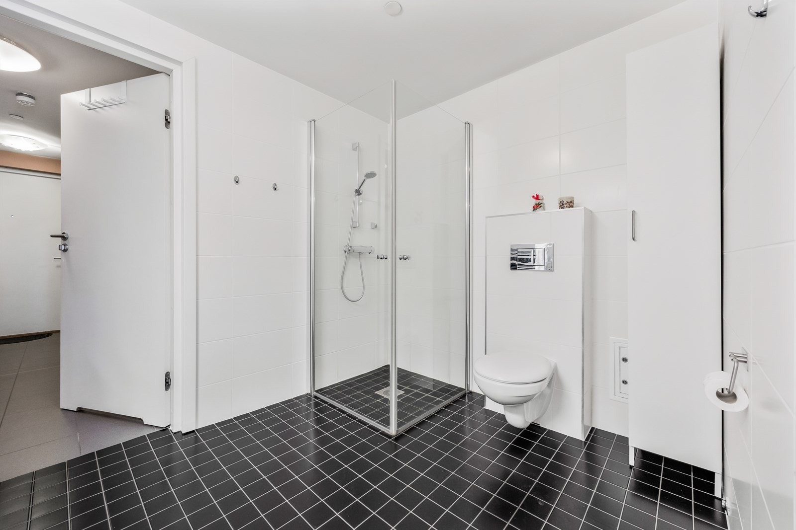 Fint og romslig flislagt bad med gulvvarme. Galleribilde