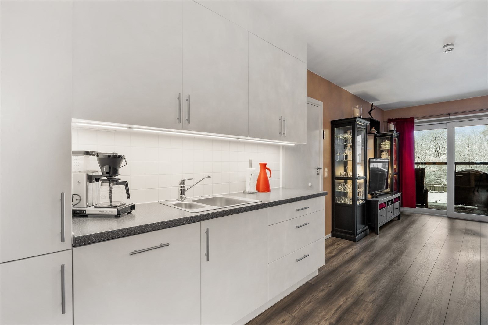 For øvrig er det integrert kjøle- og fryseskap og oppvaskmaskin. Galleribilde