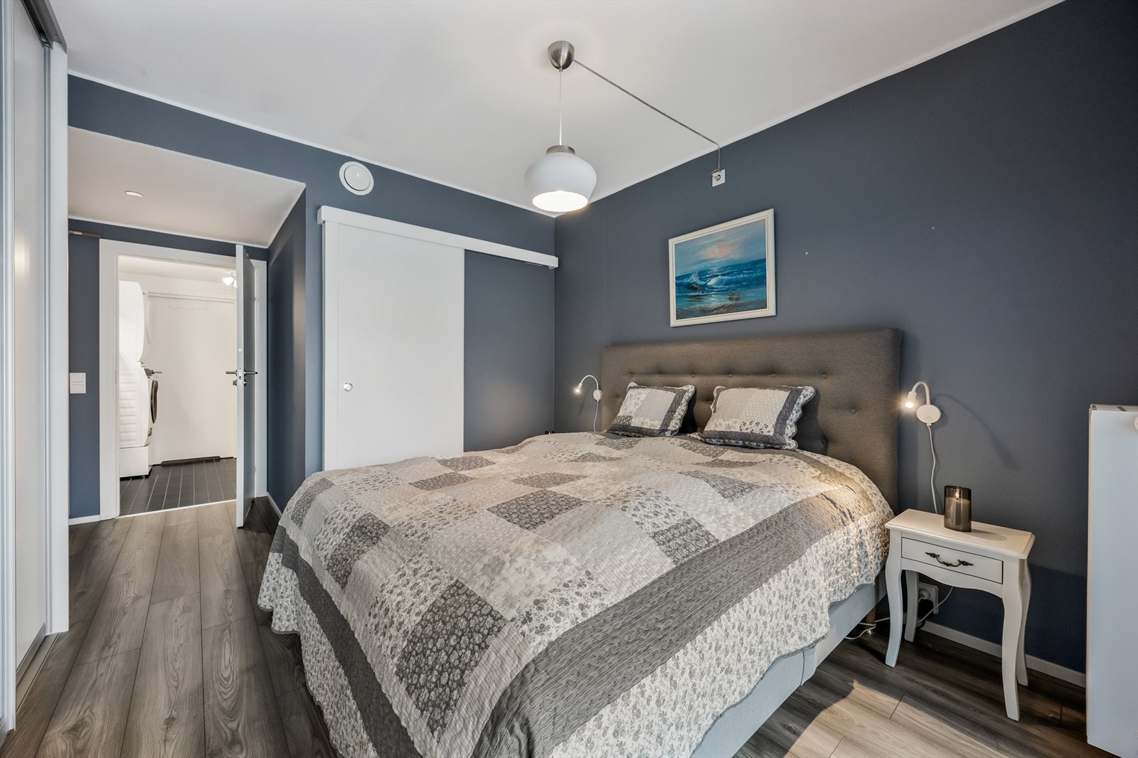 Det er tilhørende skyvedørsgarderobeskap i soverommet, inngang til bod og egen adkomst til badet. Galleribilde