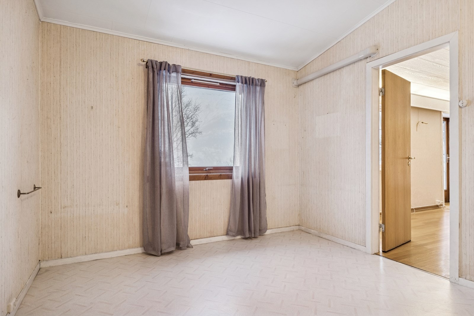 Soverommet i 1.etg. har tapet på veggene og malte himlingsplater, med god lysinnslipp fra vinduet. Galleribilde