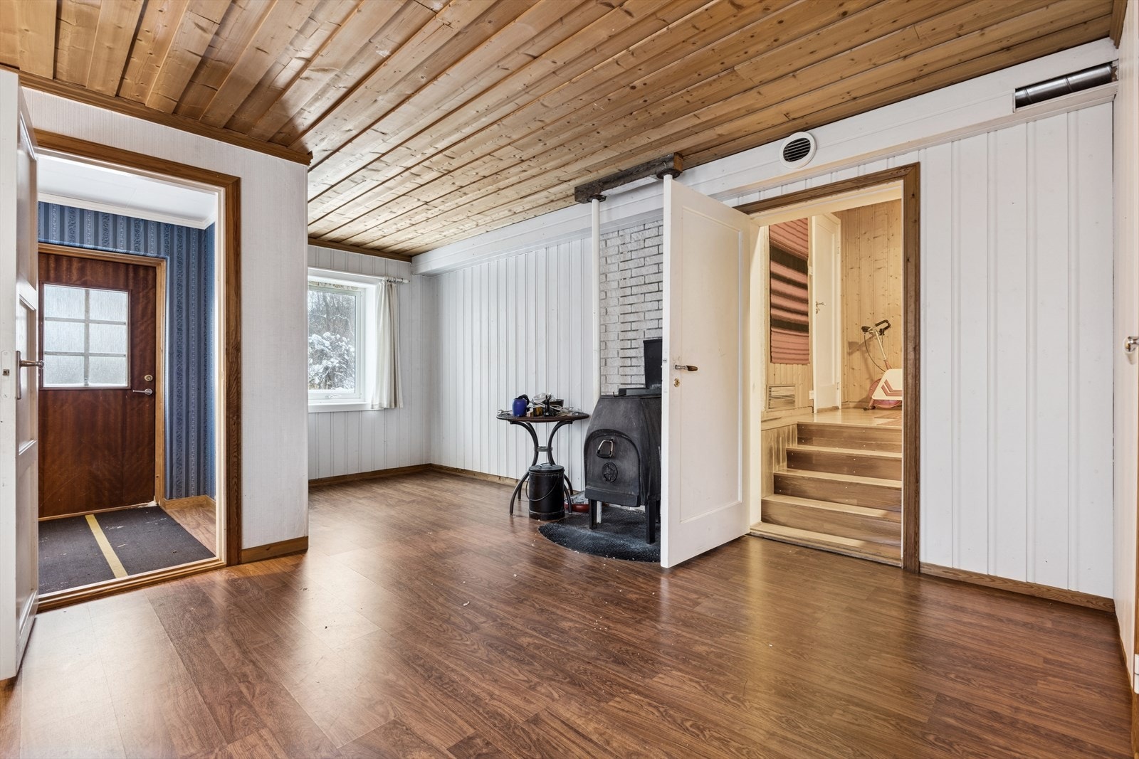 Vedovn i rommet sørger for effektiv oppvarming og gir en hyggelig atmosfære. Galleribilde