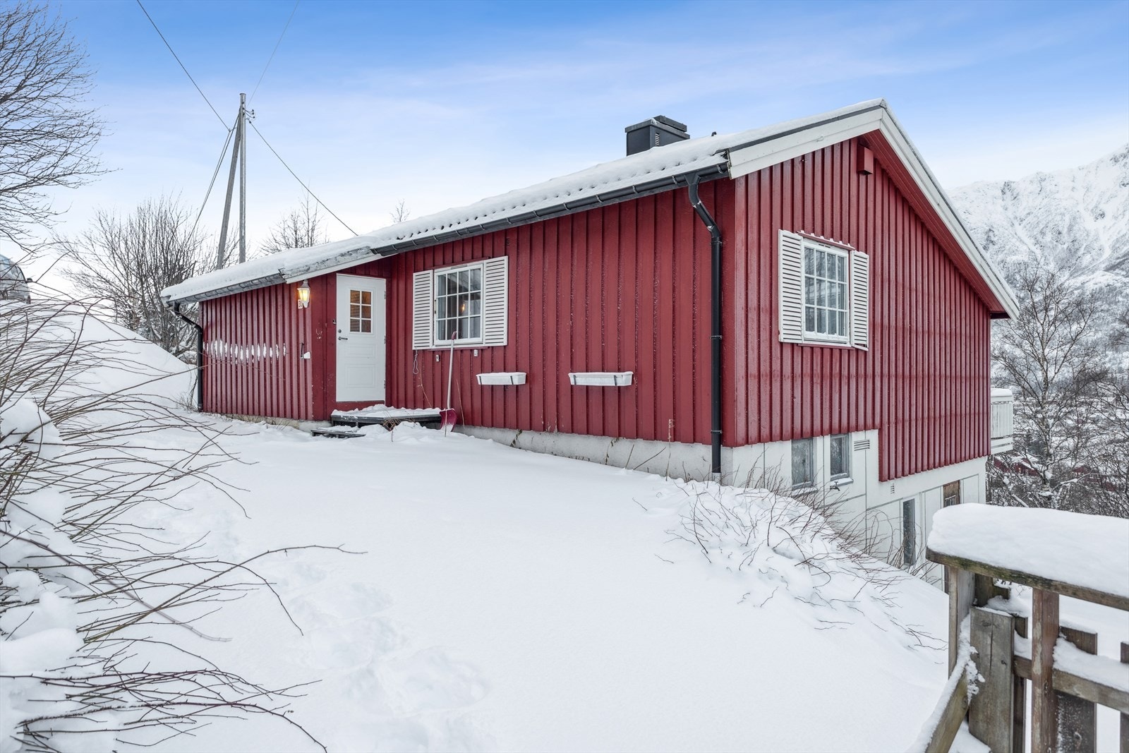 Yttervegger i tre med kledning av trebord, noen deler trenger utskifting grunnet råte. Galleribilde