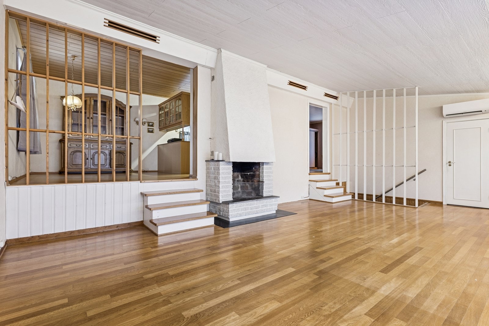 Åpen løsning mellom stue og kjøkken gir en praktisk og sosial interaksjon. Galleribilde