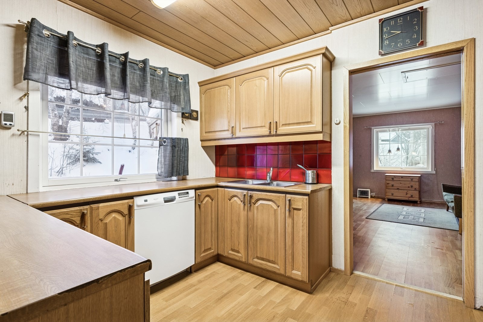 Avtrekk over komfyr er ført ut over tak, og det er oppvaskmaskin installert ved siden av vasken. Galleribilde