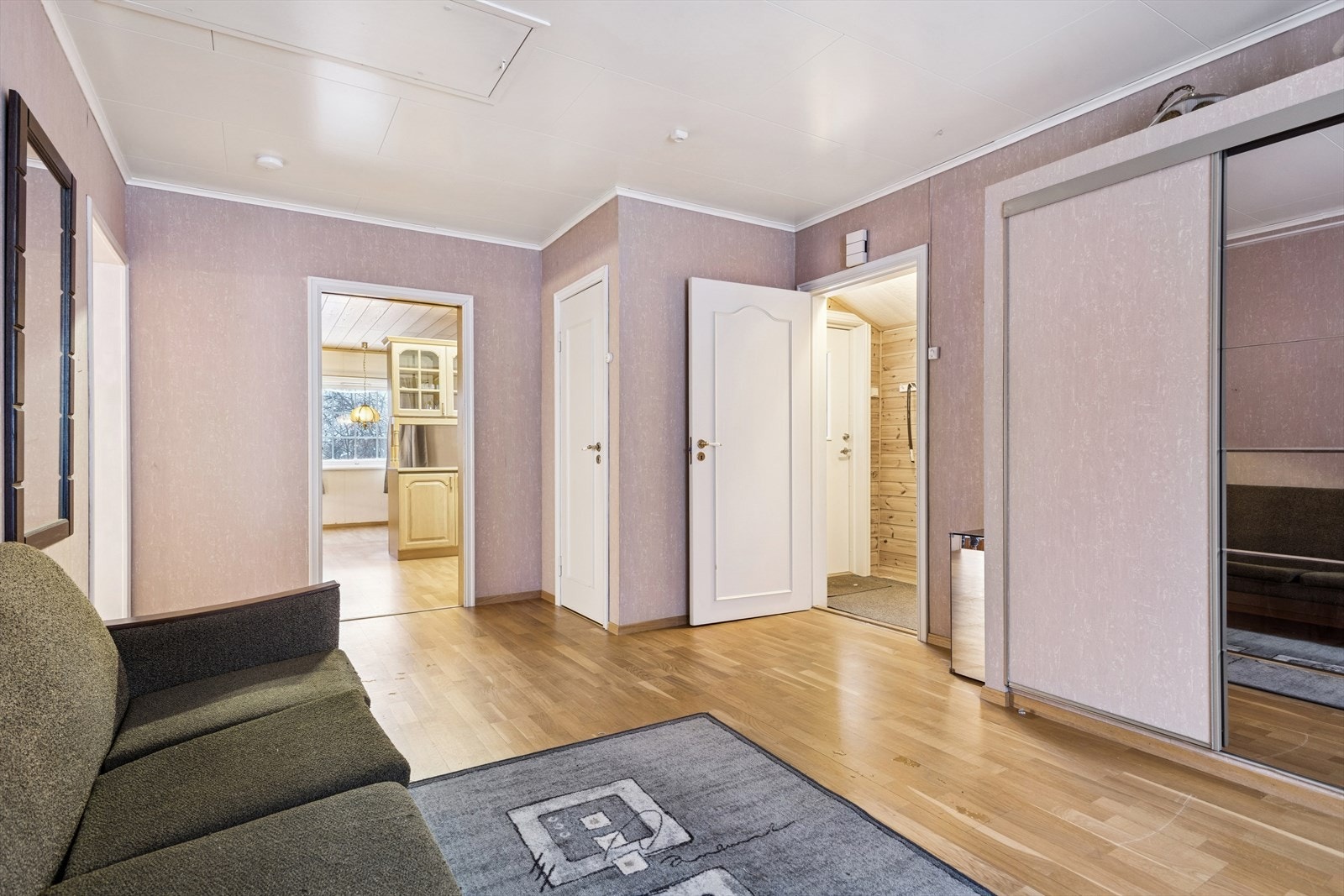 Skyvedørsgarderobe gir effektiv oppbevaring i gangen. Det var tidligere et soverom nr. 2 i 1.etg., men det ble fjernet til fordel for en større gang. Galleribilde