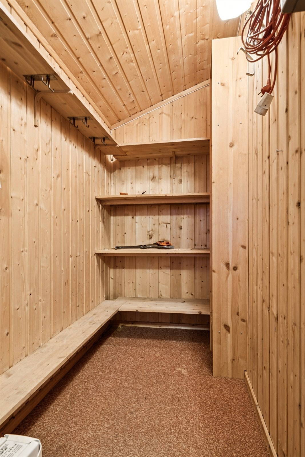 Bodens vegger og tak er kledd med trepanel. Galleribilde