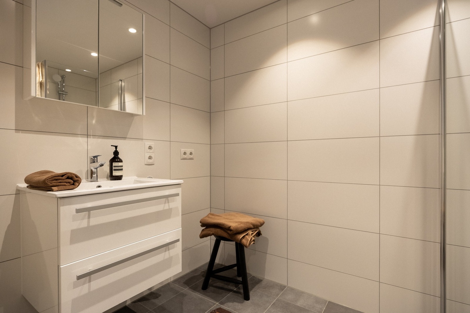 Pent og romslig soverom med opplegg for vaskemaskin. Galleribilde