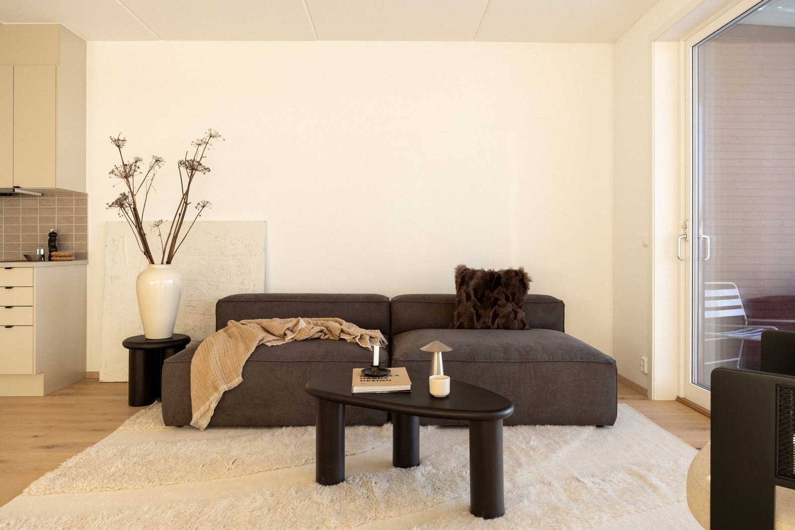 Vannbåren gulvvarme (i hovedsak) og et balansert ventilasjonsystem. Galleribilde