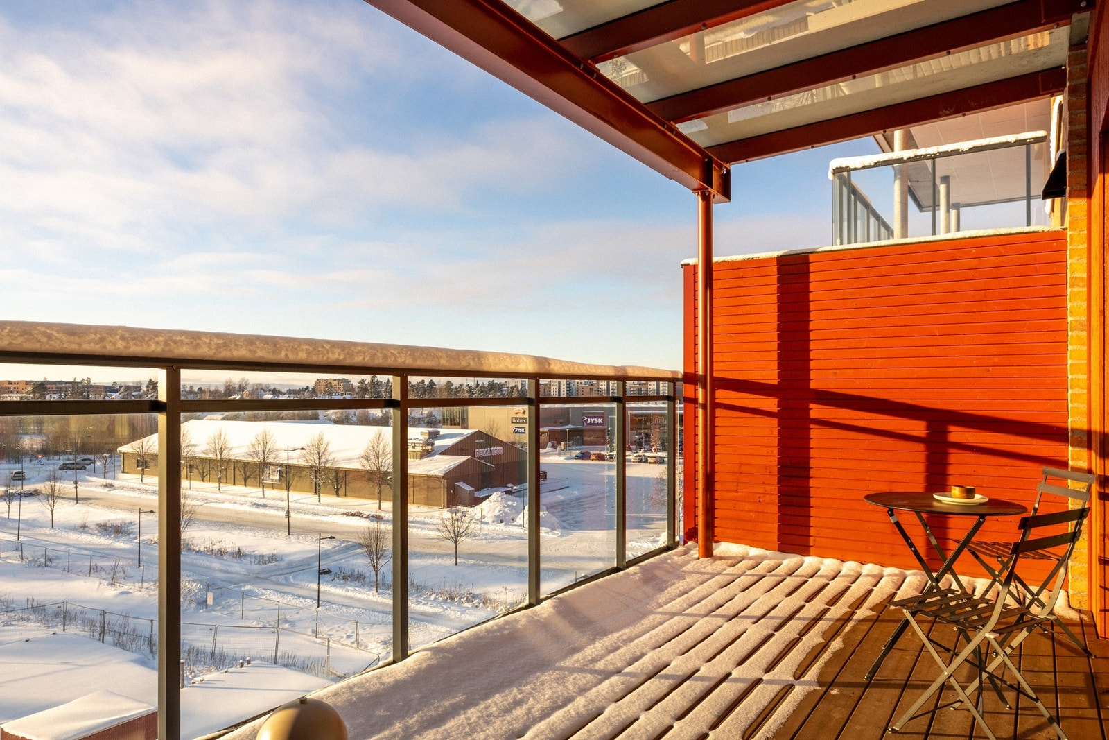 Utgang fra stue til stor solrik balkong på 14 kvm. Galleribilde