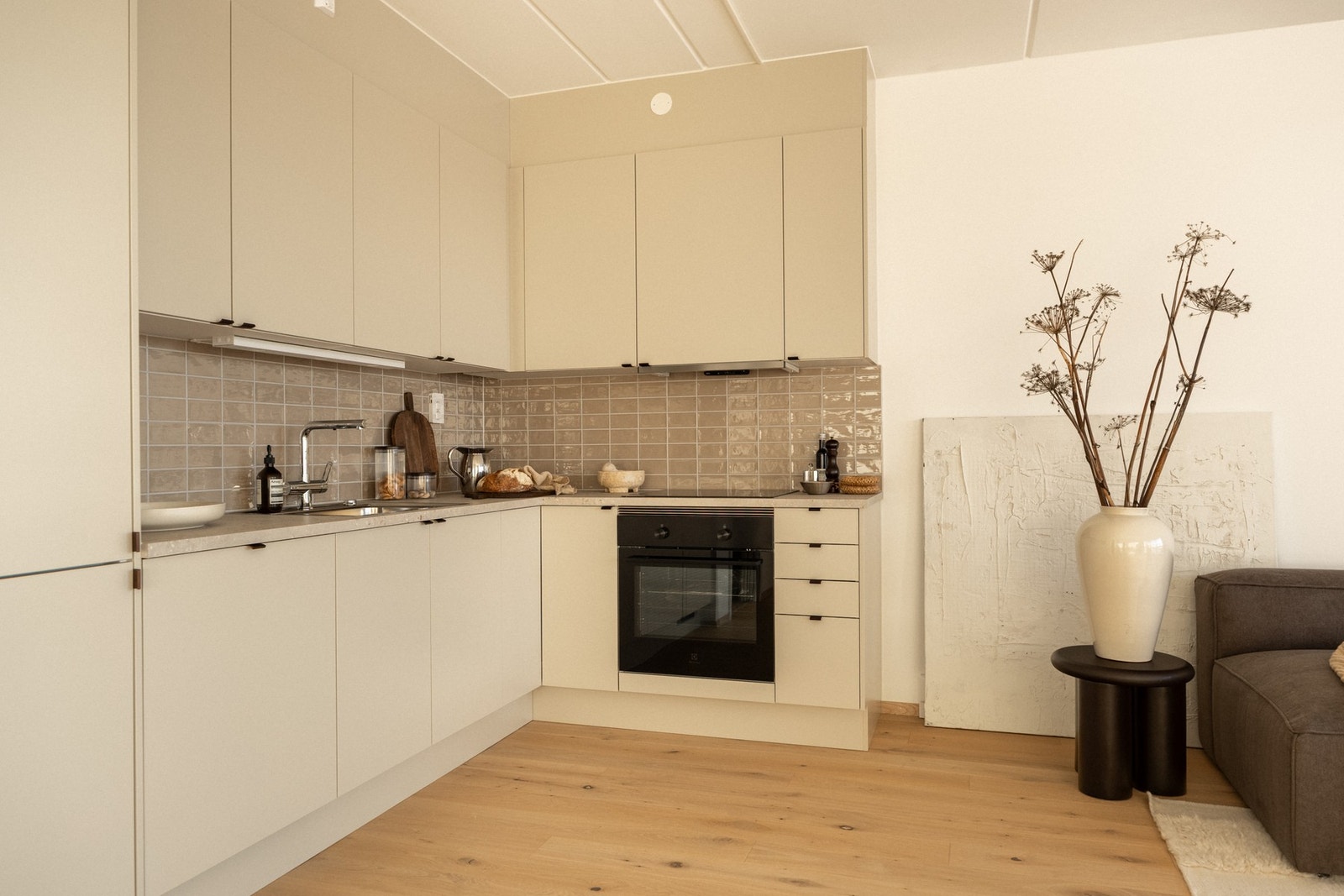 Leiligheten har en åpen luftig kjøkkenløsning mot stue. Galleribilde