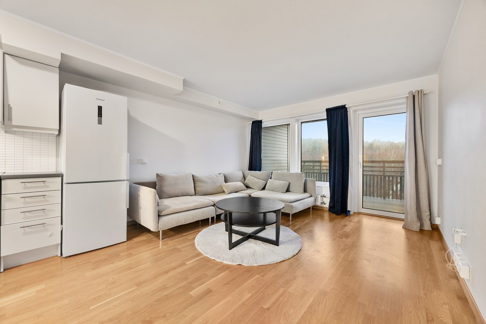 Stuen har god plass til en romslig sofagruppe og annen møblering. Galleribilde