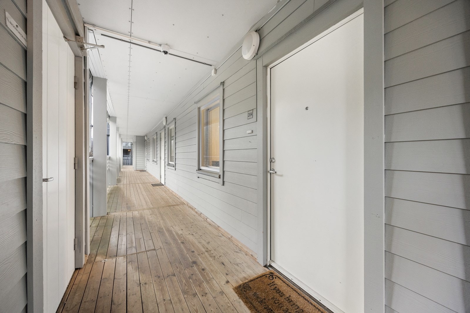 Leiligheten har enkel adkomst via en overbygget og belyst svalgang. Galleribilde