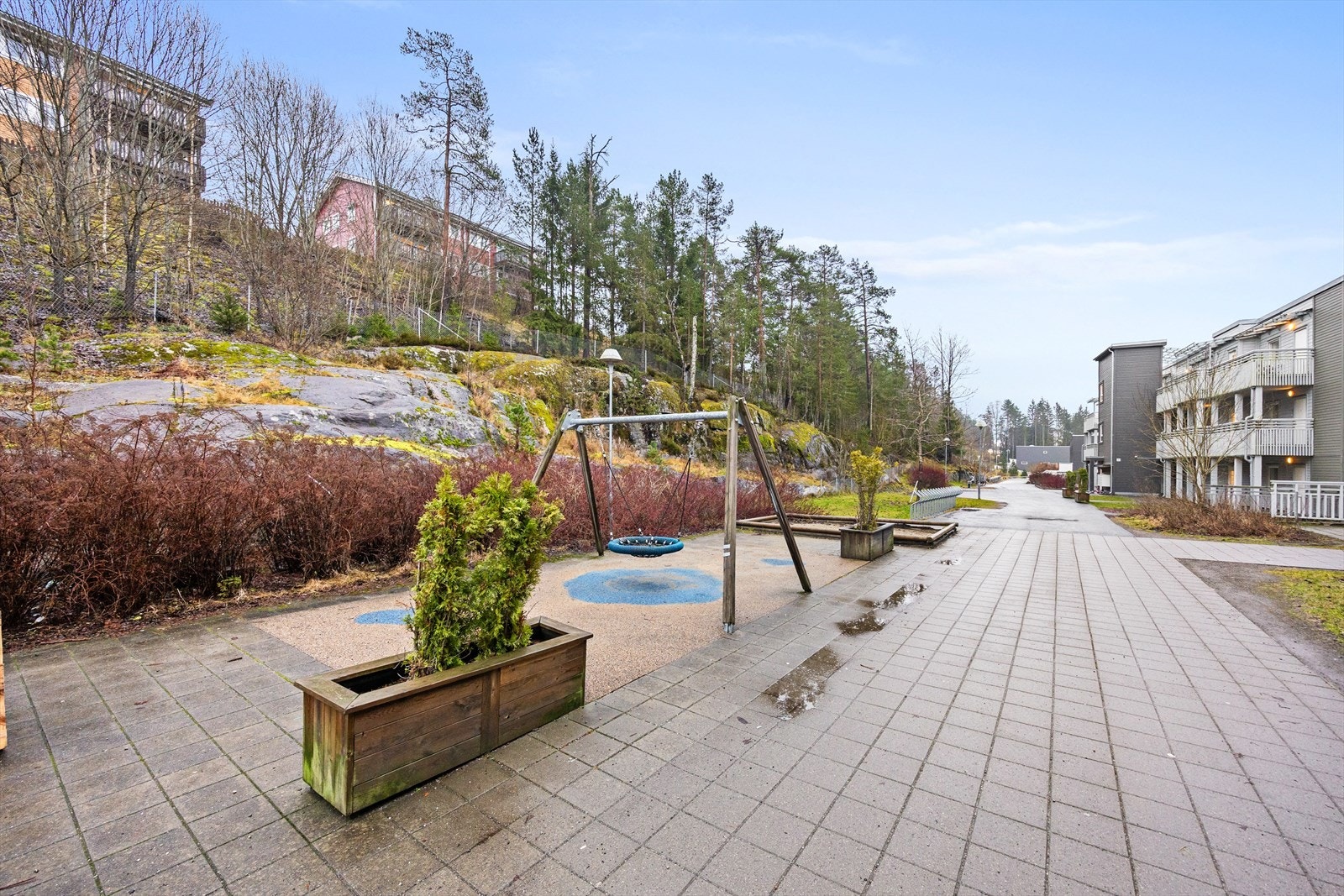 Fellesområdene er pent opparbeidet med blant annet lekeplass for de minste. Galleribilde