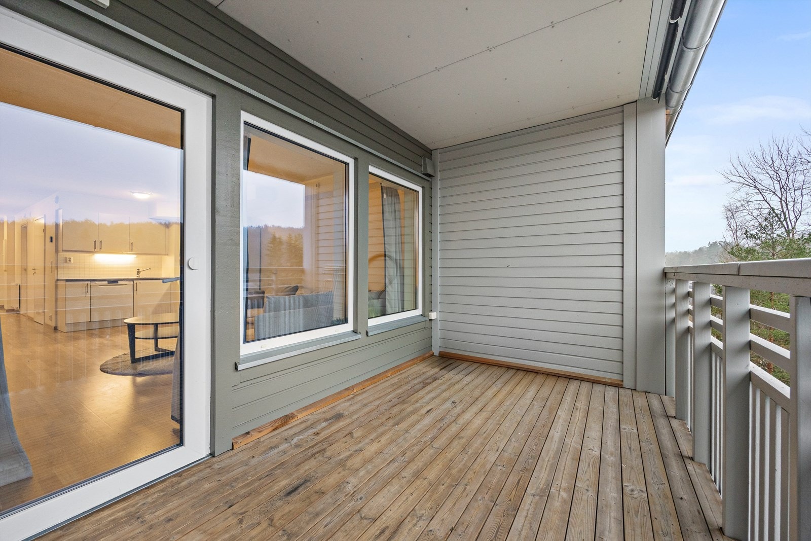 Balkongen fungerer som en forlengelse av stuen på varme dager. Galleribilde