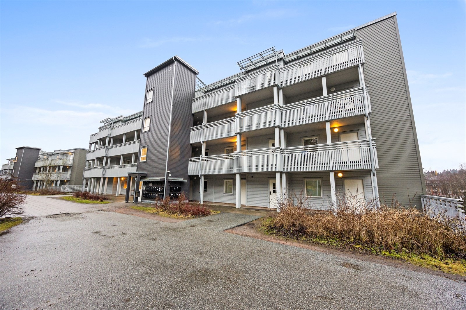 Eiendommen er en del av et velholdt boligsameie med pene fellesområder. Galleribilde