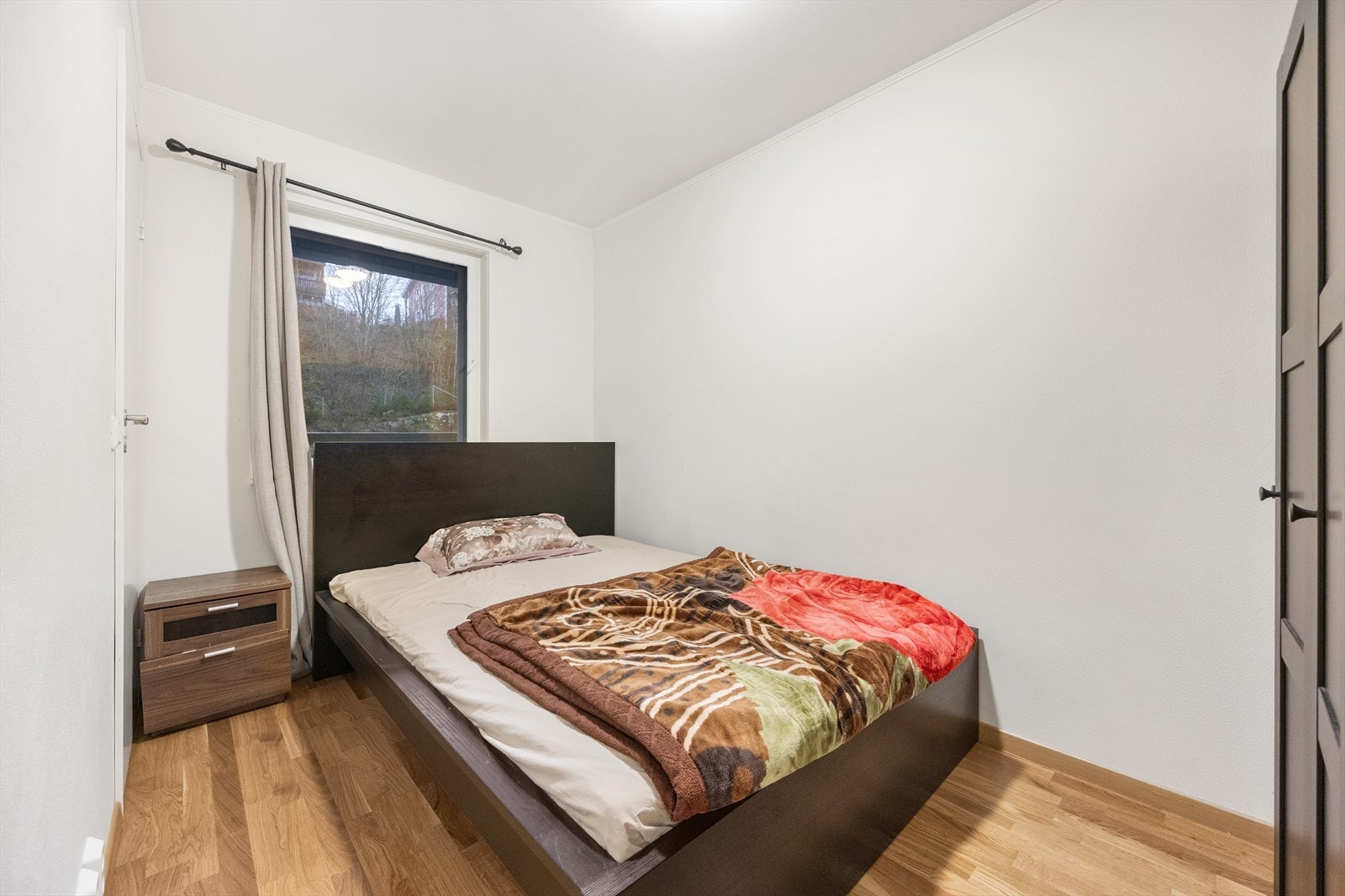 Soverommet har plass til seng og tilhørende møblement. Galleribilde