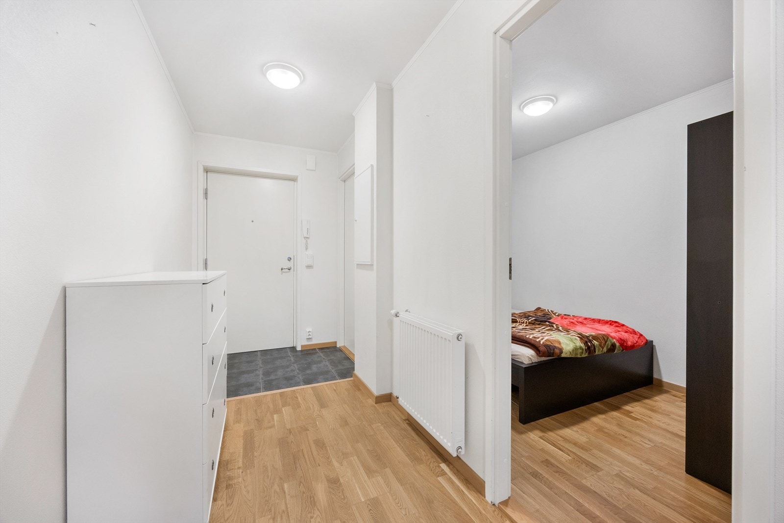 Fra gangen er det adkomst til soverommet og badet, adskilt fra oppholdsrommene. Galleribilde