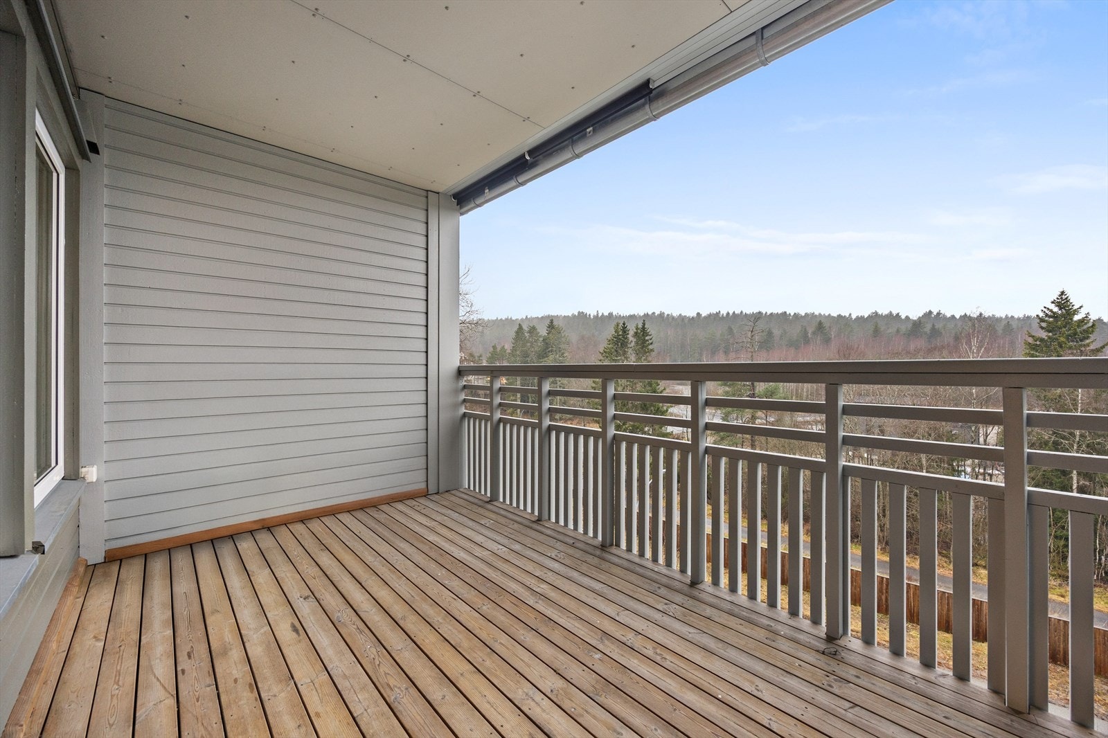 Fra stuen er det utgang til en romslig, vestvendt balkong. Galleribilde