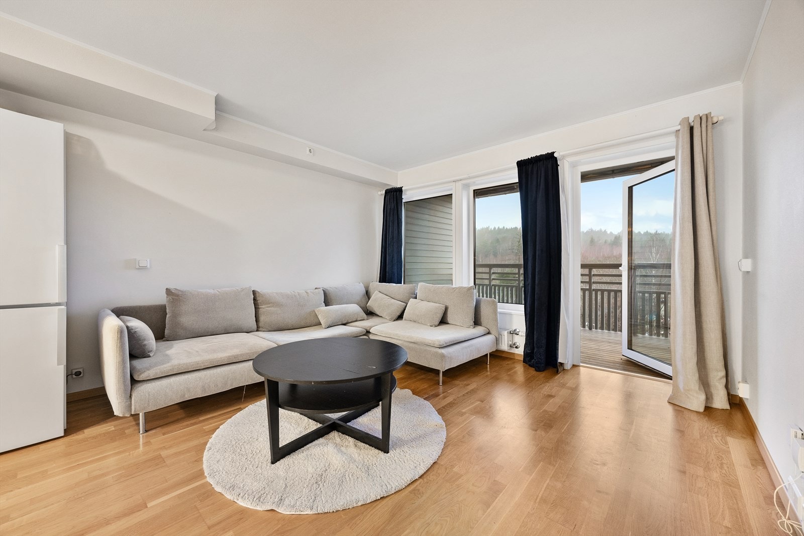 Leiligheten har en åpen stue- og kjøkkenløsning med store vindusflater. Galleribilde