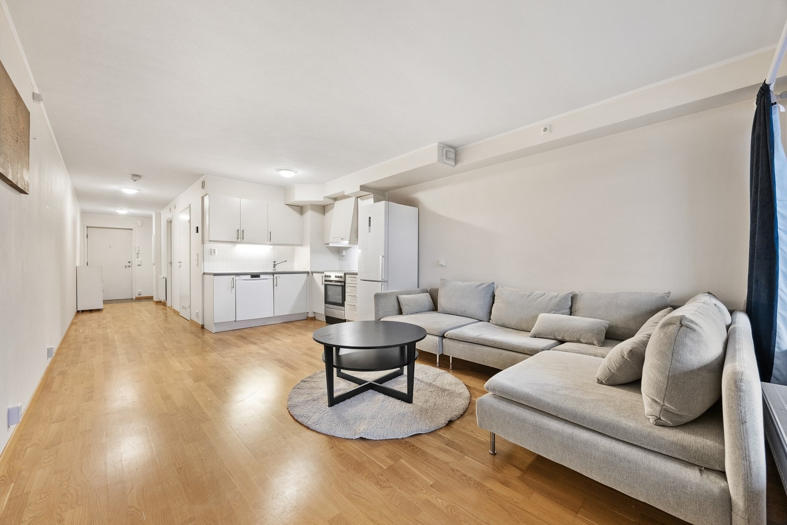 Gjennomgående eikeparkett på gulvet gir et helhetlig og lunt preg. Galleribilde