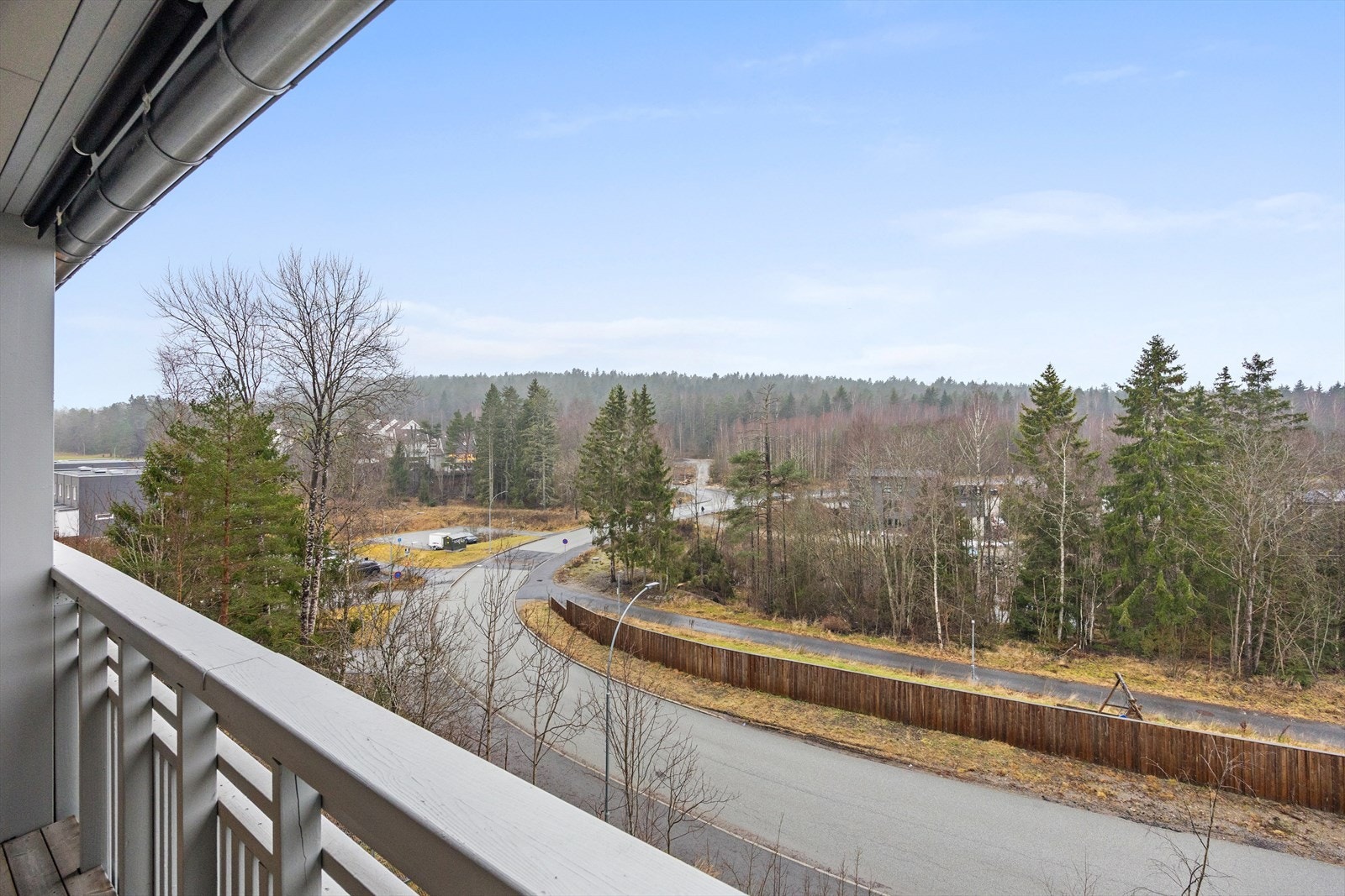 Fra balkongen er det en åpen og fri utsikt over nærområdet. Galleribilde