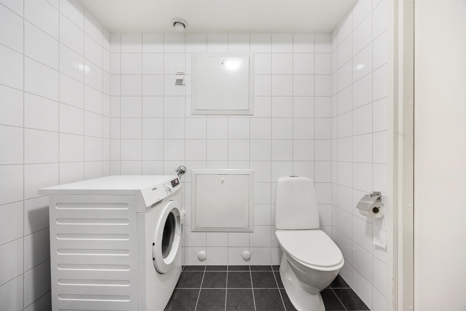Badet er funksjonelt innredet med toalett og plass til vaskemaskin. Galleribilde