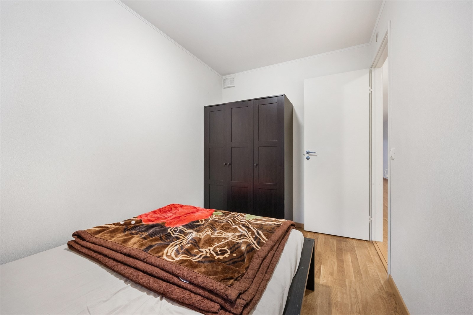 Det er god plass til en garderobeløsning for oppbevaring av klær. Galleribilde