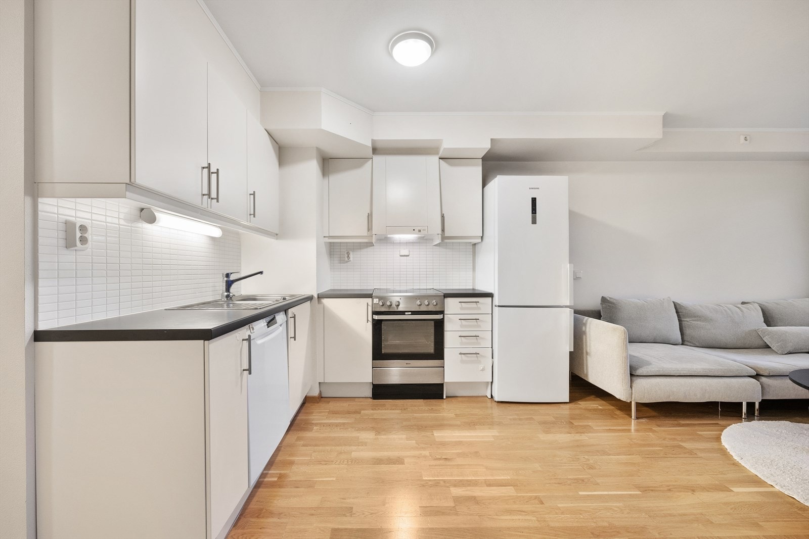 Kjøkkenet er utstyrt med hvitevarer og har godt med skapplass. Galleribilde