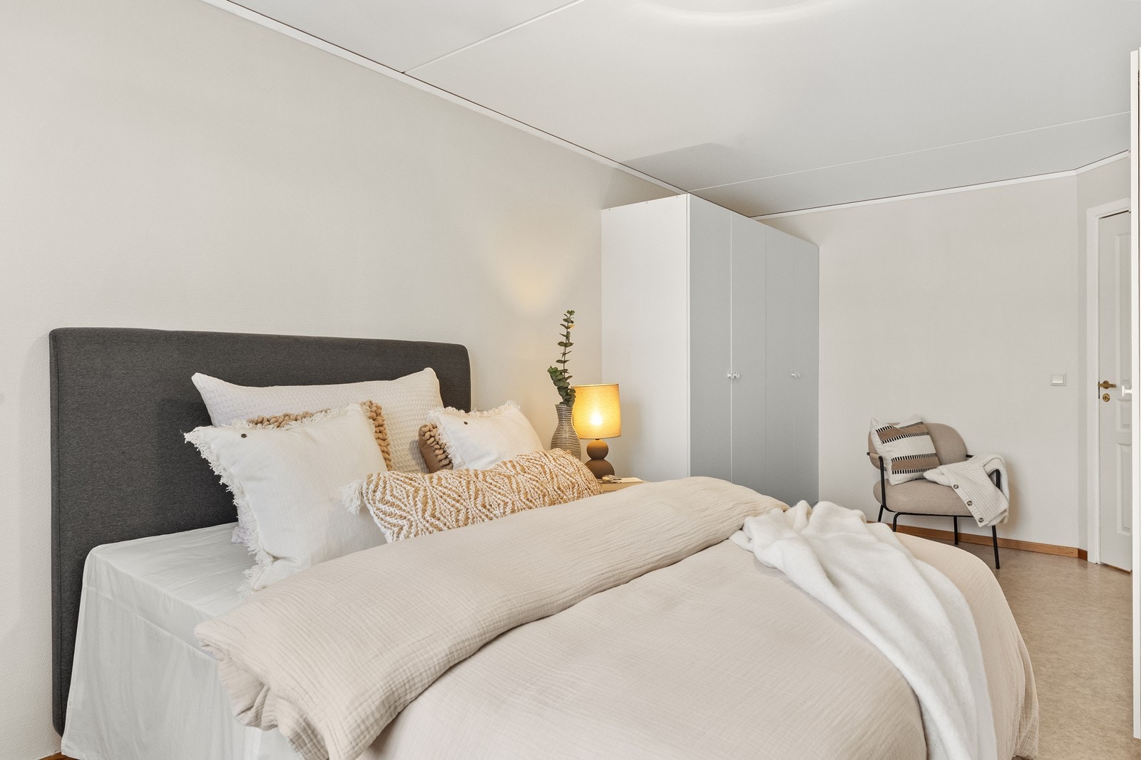 Her er det også god plass for garderobeskap til oppbevaring. Galleribilde