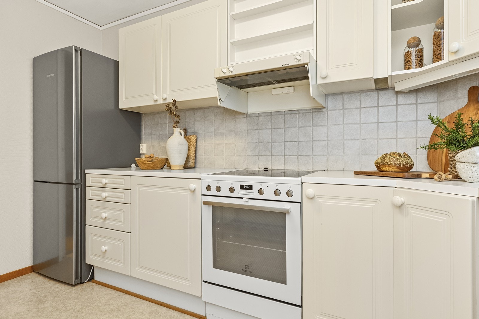 Kjøkkeninnredningen har profilerte fronter og laminat benkeplate. Galleribilde