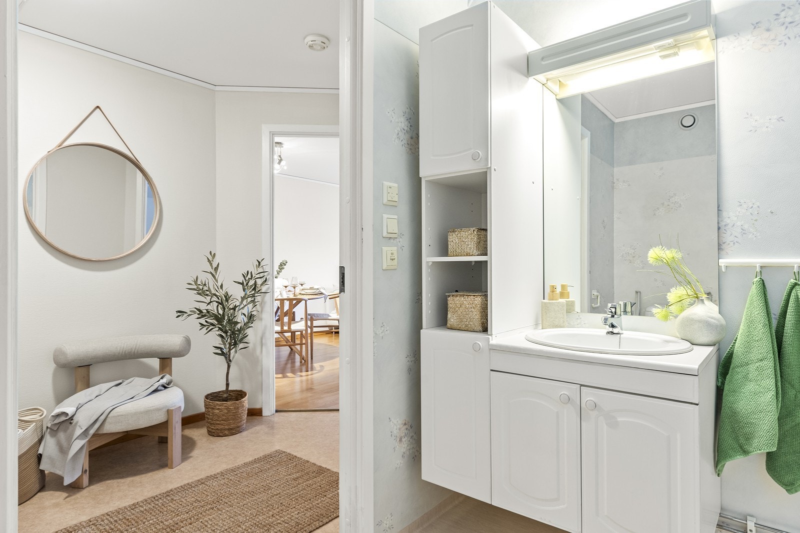 Baderomsinnredning med servant, underskap og høyskap for god oppbevaring. Galleribilde