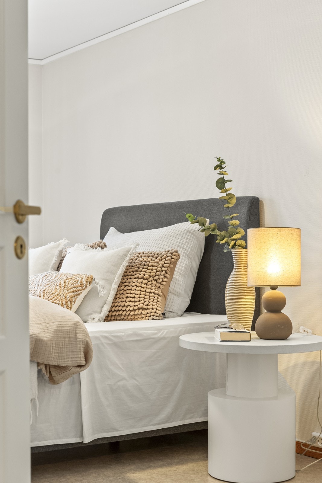 Et rolig og behagelig rom med nøytrale fargevalg. Galleribilde