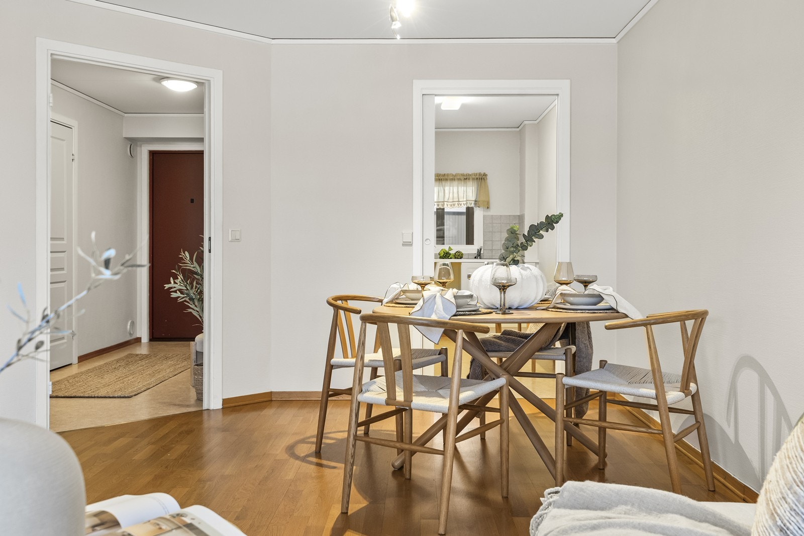 En praktisk skyvedør skiller kjøkkenet fra spiseplassen. Galleribilde