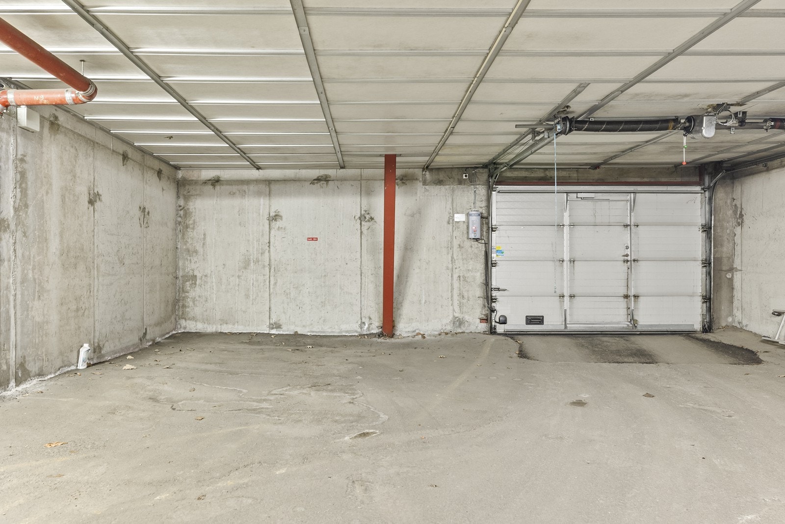 Det medfølger en parkeringsplass i felles, lukket garasjeanlegg. Galleribilde