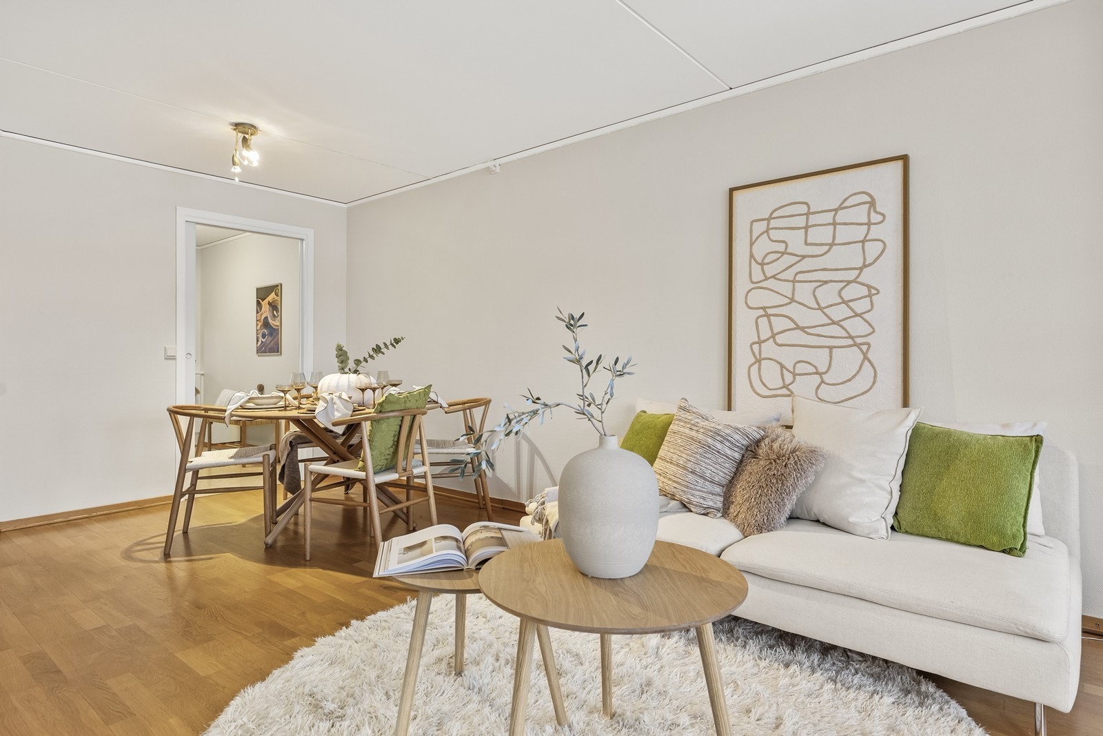 Rommet har en åpen løsning som gir fleksibilitet for møblering av både sittegruppe og spisebord. Galleribilde