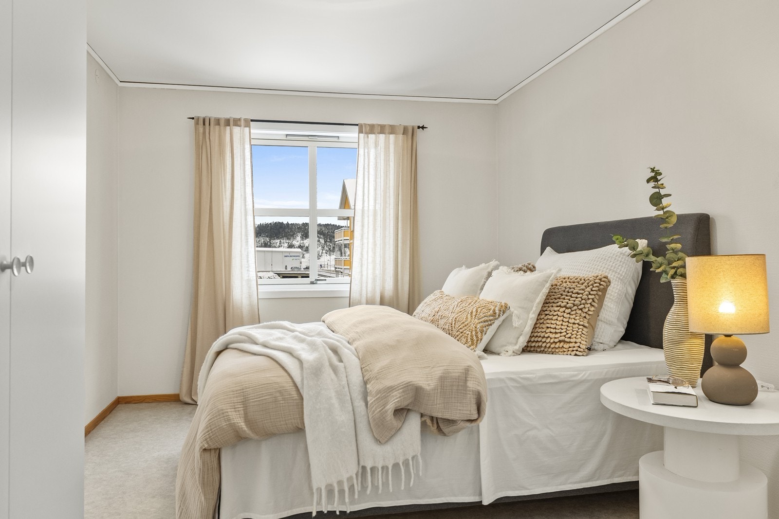 Soverommet er av god størrelse med plass til dobbeltseng og nattbord. Galleribilde