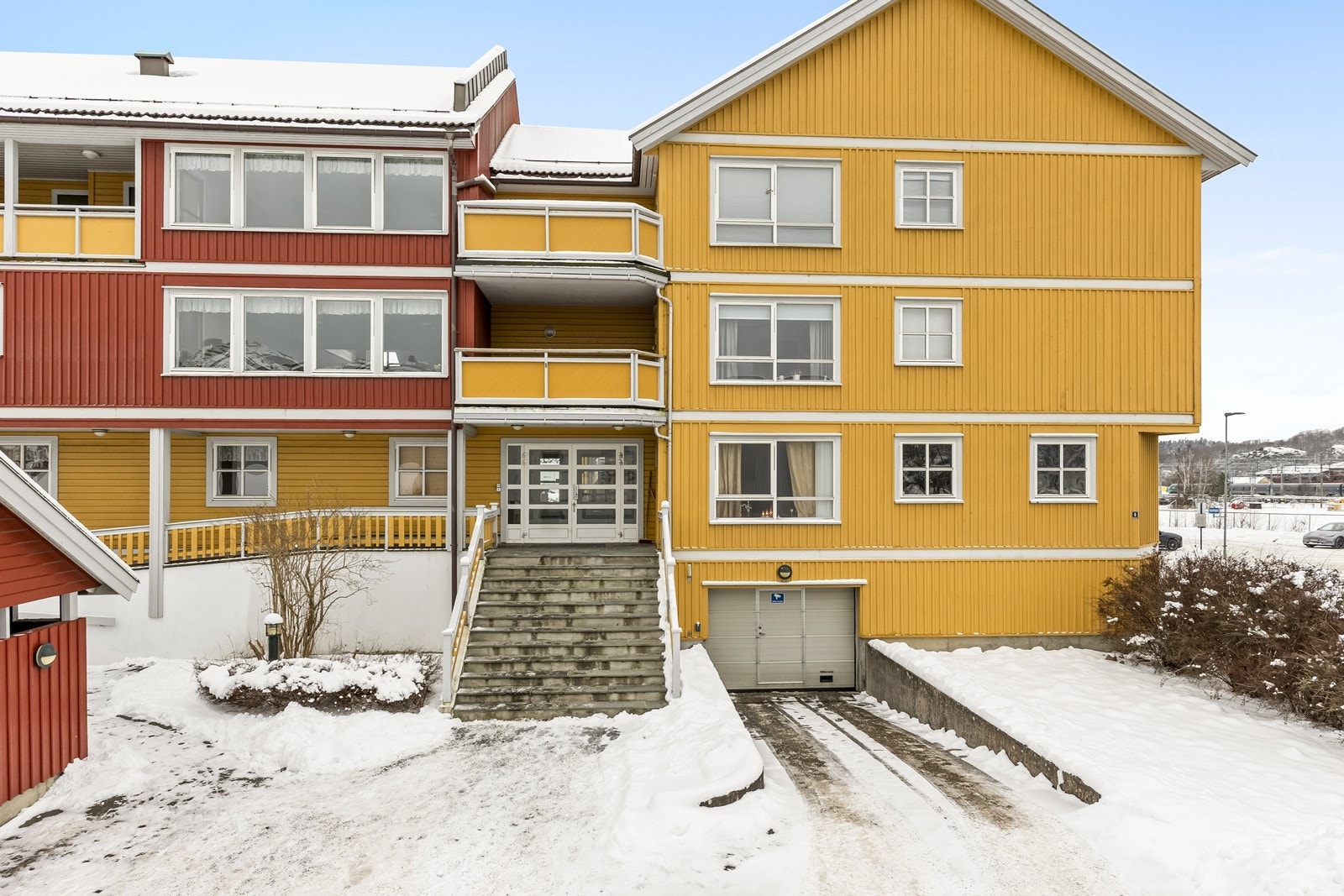 Bygget har en sentral beliggenhet på Sydsiden i Halden. Galleribilde