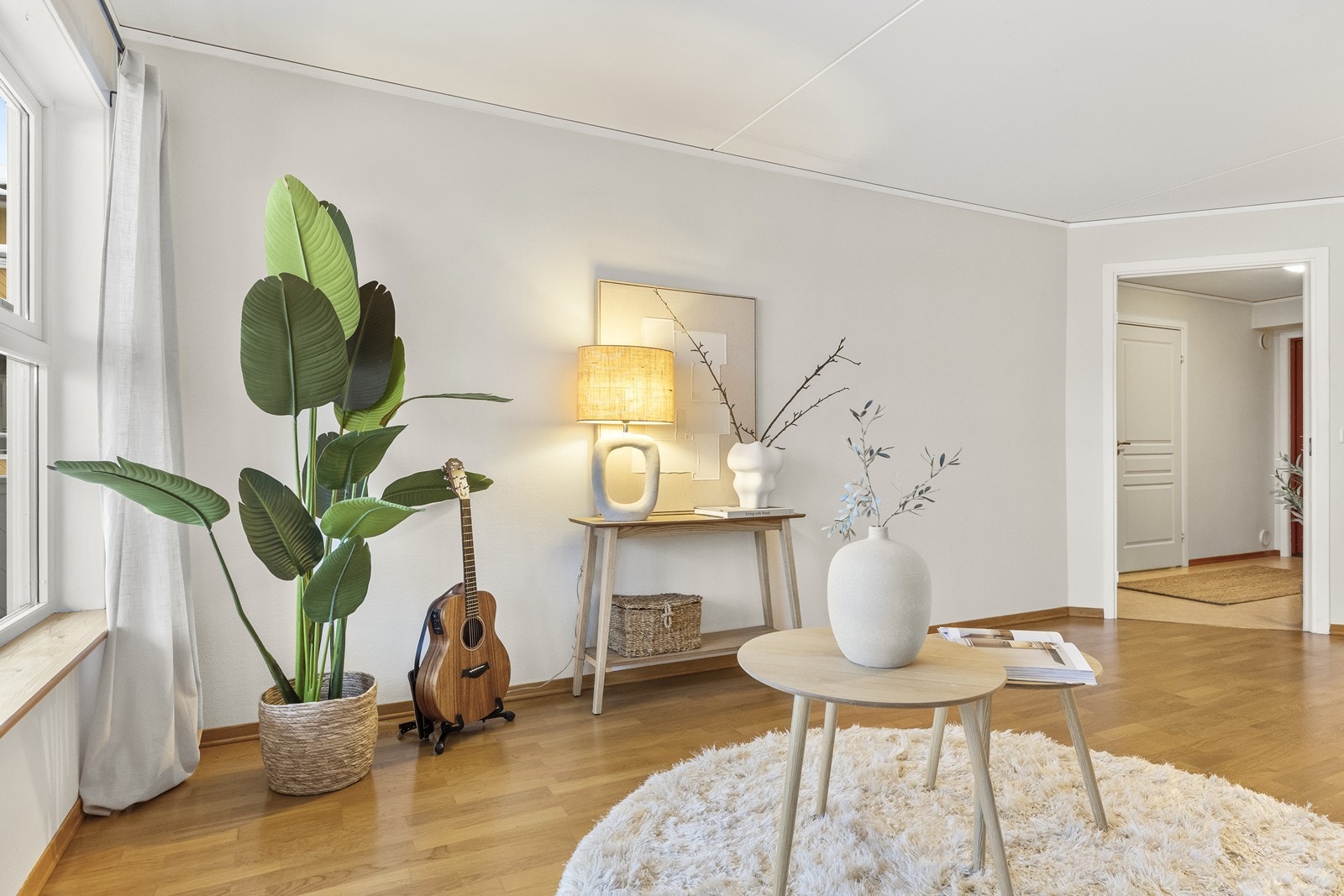 Parkettgulv i stuen gir en lun og enhetlig følelse. Galleribilde