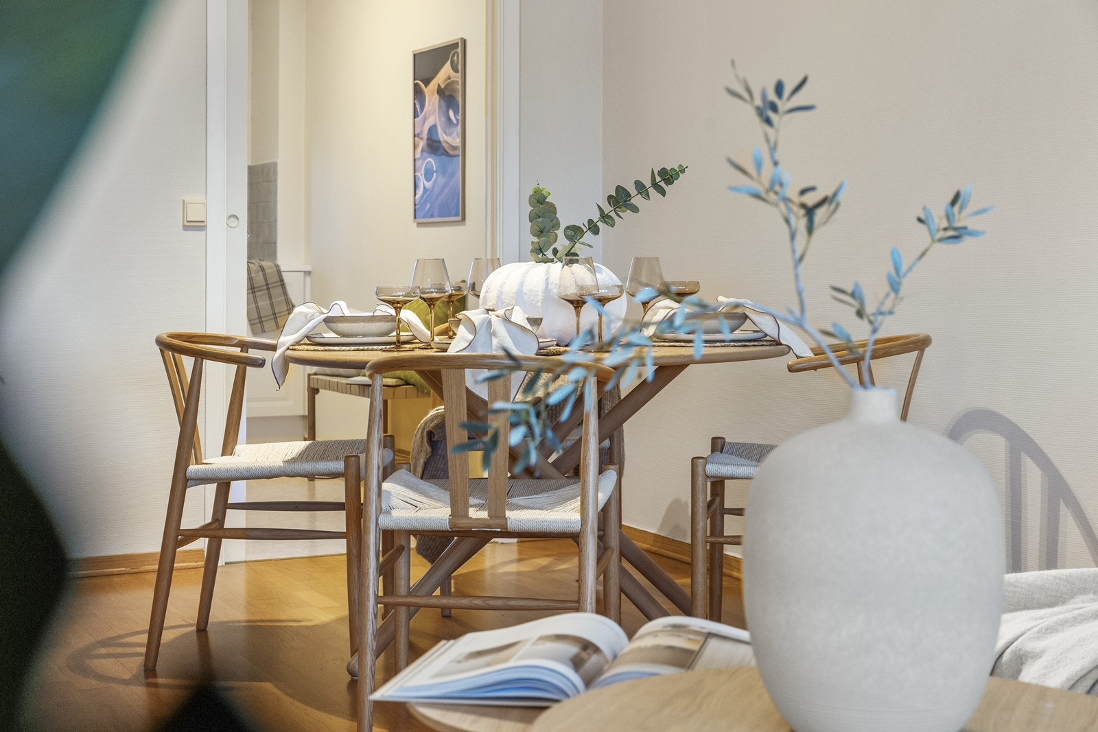 Spiseplassen er en naturlig del av stuen, i nærheten av kjøkkenet. Galleribilde