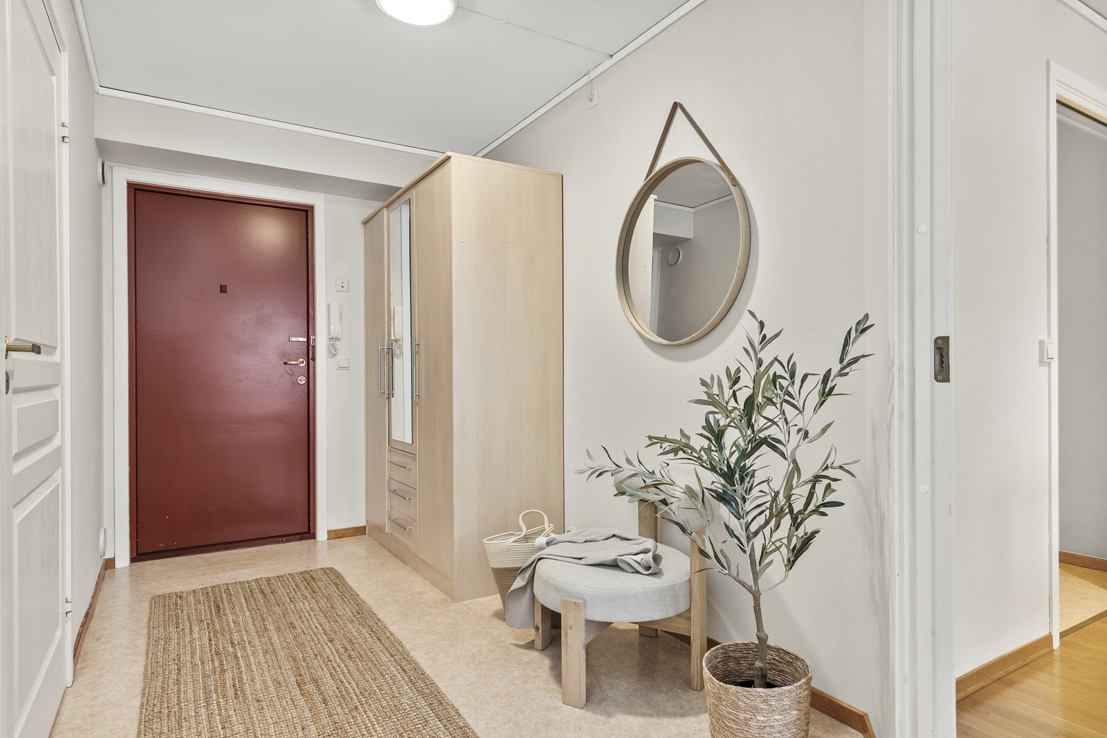 En romslig entré ønsker velkommen inn, med plass til garderobeløsning. Galleribilde