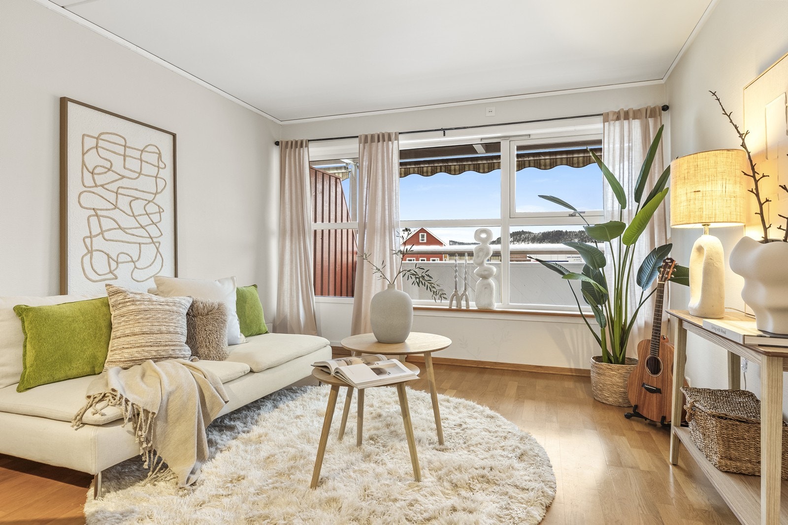 Stuen er lys og romslig, med store vindusflater som slipper inn rikelig med dagslys. Galleribilde