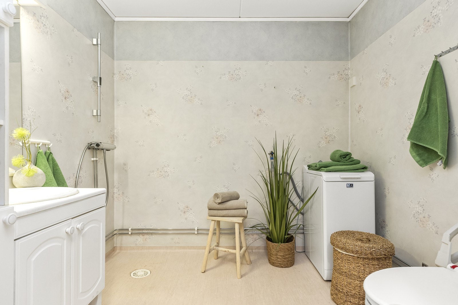 Badet er romslig med dusjhjørne og opplegg for vaskemaskin. Galleribilde