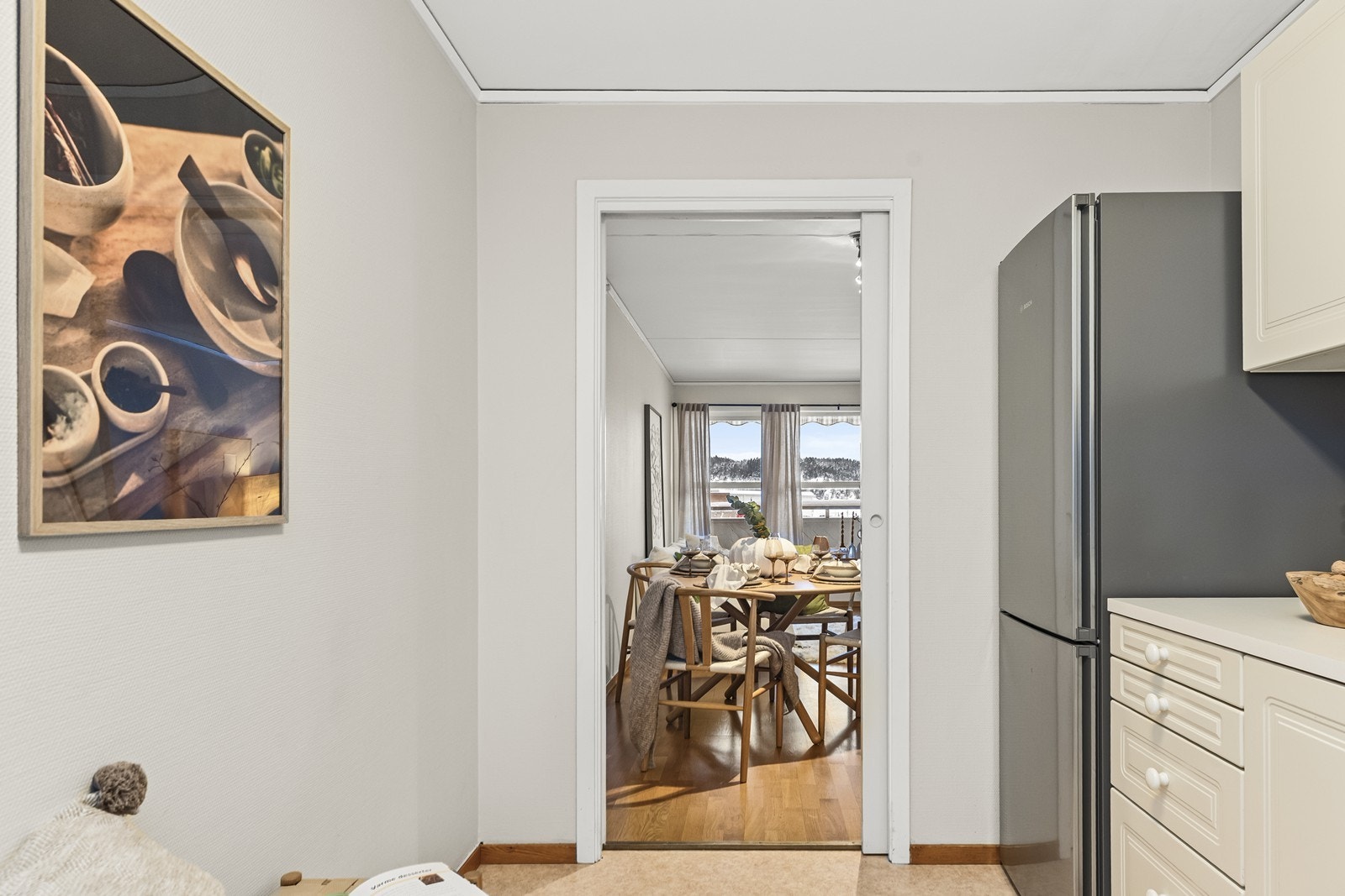 Den separate plasseringen av kjøkkenet reduserer støy og matos i stuen. Galleribilde