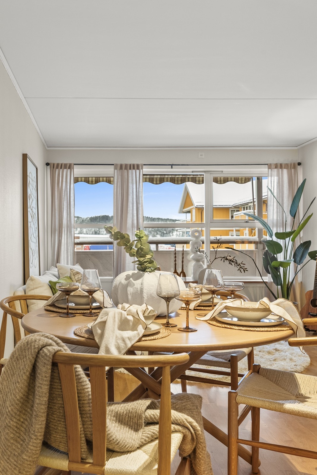 Fra spiseplassen har man utsyn gjennom de store stuevinduene. Galleribilde