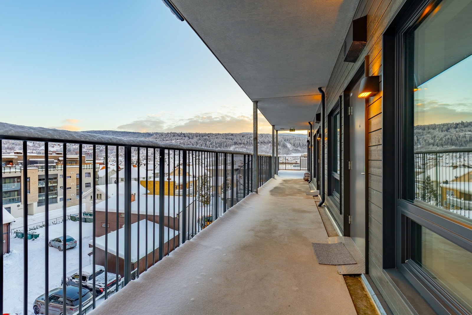 Adkomst via felles svalgang. Det er selvfølgelig heis i bygget. Galleribilde