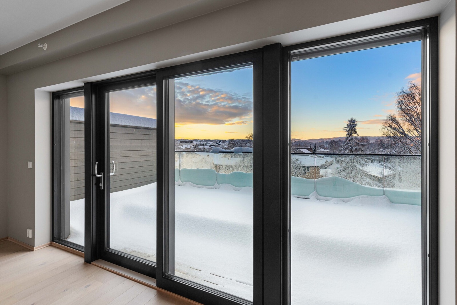 Fra stuen har man utgang til en romslig balkong. Galleribilde